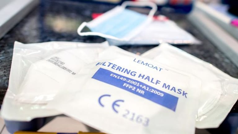 Verpackte FFP2-Masken liegen in einer Apotheke auf dem Verkaufstresen (Symbolbild): Ab Dienstag werden die Masken an Risikogruppen in Haburg verteilt.
