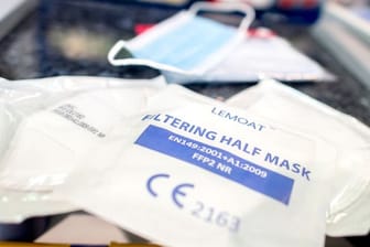 Verpackte FFP2-Masken liegen in einer Apotheke auf dem Verkaufstresen (Symbolbild): Ab Dienstag werden die Masken an Risikogruppen in Haburg verteilt.