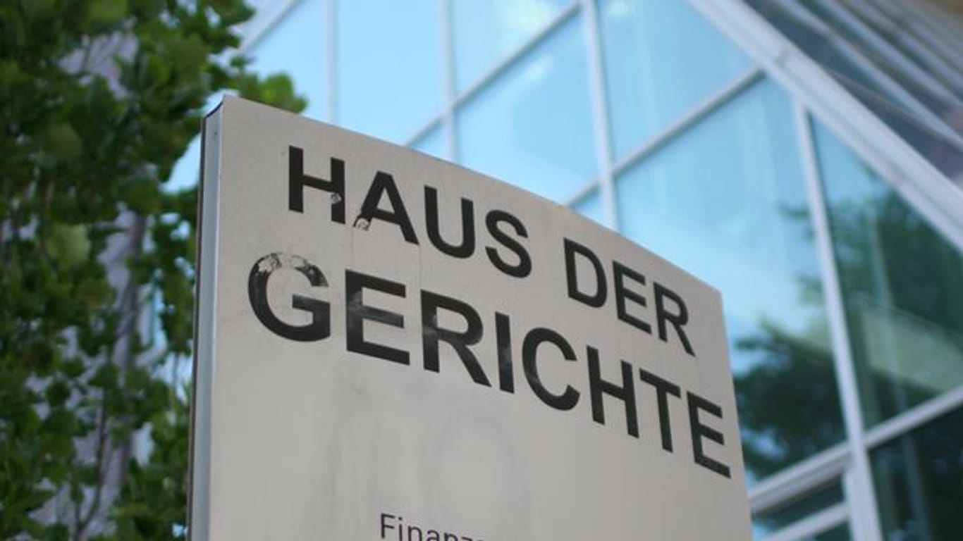 Eine Außenansicht zeigt das "Haus der Gerichte" in Hamburg (Symbolbild): Die angebliche Hellseherin hatte eine Frau um 250.000 Euro betrogen.