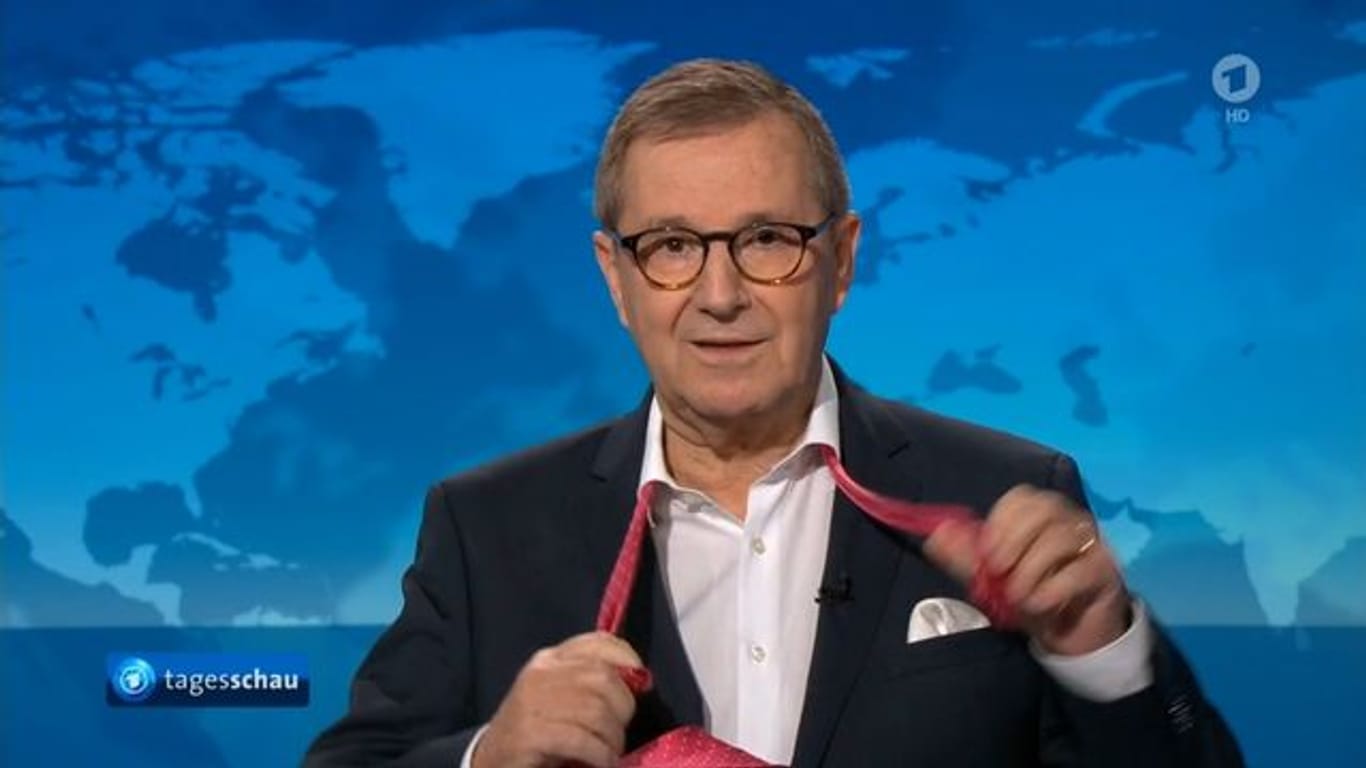 Jan Hofer, Chefsprecher der "Tagesschau", zieht sich nach seiner letzten Nachrichtensendung die Krawatte aus.