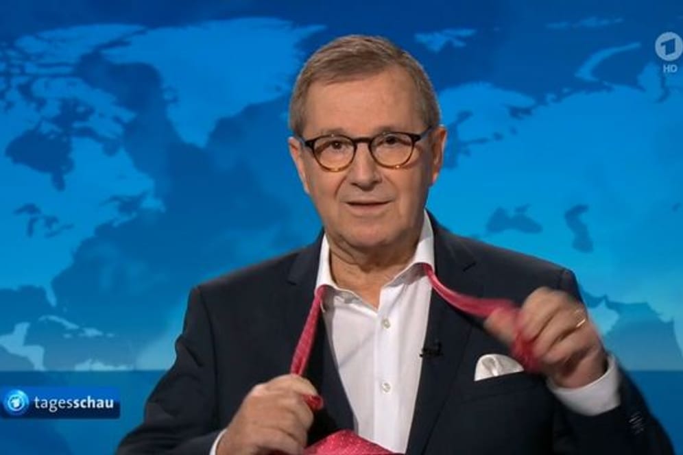 Jan Hofer, Chefsprecher der "Tagesschau", zieht sich nach seiner letzten Nachrichtensendung die Krawatte aus.