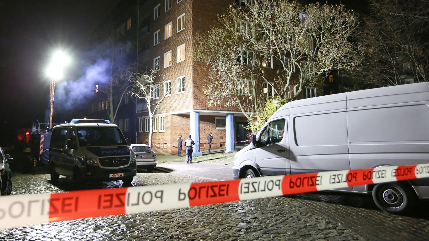 Polizisten suchen in der Nähe eines Tatortes in Hamburg nach Beweismitteln: Ein Mann hat in Hamburg an den Straßenrand gepinkelt und ist aus einem fahrenden Auto heraus angeschossen worden.
