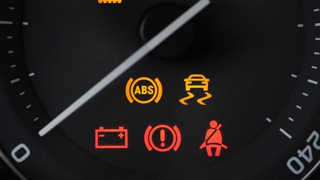 Elektronisches Stabilitätsprogramm (ESP): Es kann das Auto in extremen Fahrsituationen stabilisieren.