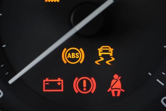 Elektronisches Stabilitätsprogramm (ESP): Es kann das Auto in extremen Fahrsituationen stabilisieren.