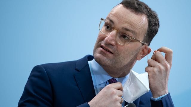 Jens Spahn: "Unser Ziel ist, dass es noch vor Weihnachten eine Zulassung gibt und dass wir dann auch noch in diesem Jahr beginnen können zu impfen".