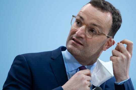 Jens Spahn: "Unser Ziel ist, dass es noch vor Weihnachten eine Zulassung gibt und dass wir dann auch noch in diesem Jahr beginnen können zu impfen".