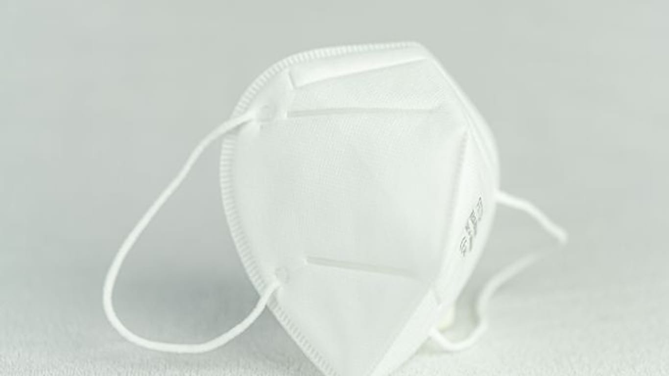 FFP2-Atemschutzmaske (Symbolbild): Bürger aus Risikogruppen können sich die kostenlosen Masken an einer Apotheke aushändigen lassen.