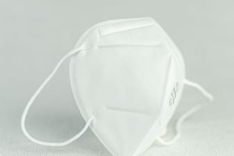 FFP2-Atemschutzmaske (Symbolbild): Bürger aus Risikogruppen können sich die kostenlosen Masken an einer Apotheke aushändigen lassen.