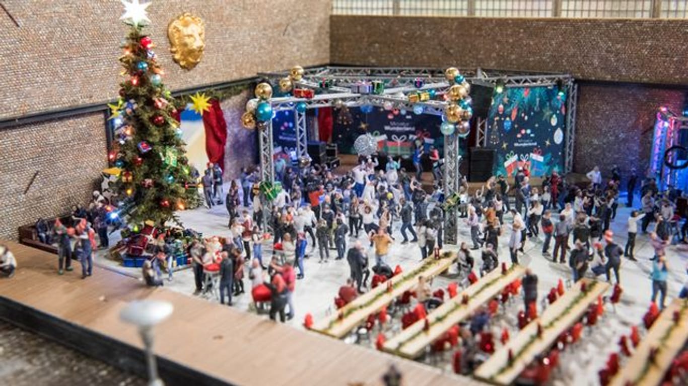Blick auf eine nachgebaute Weihnachtsfeier im Miniatur Wunderland in der Speicherstadt: Um den Mitarbeitern auch in diesem Jahr eine Weihnachtsfeier zu ermöglichen, haben die Betreiber eine nachgebaut.