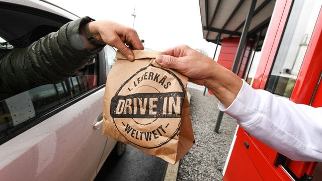Am Läberkäs-Drive-in-Schalter.