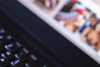 Pornografische Inhalte sind auf einem Rechner zu sehen (Symbolbild): Pornhub hat Millionen Videos gelöscht.