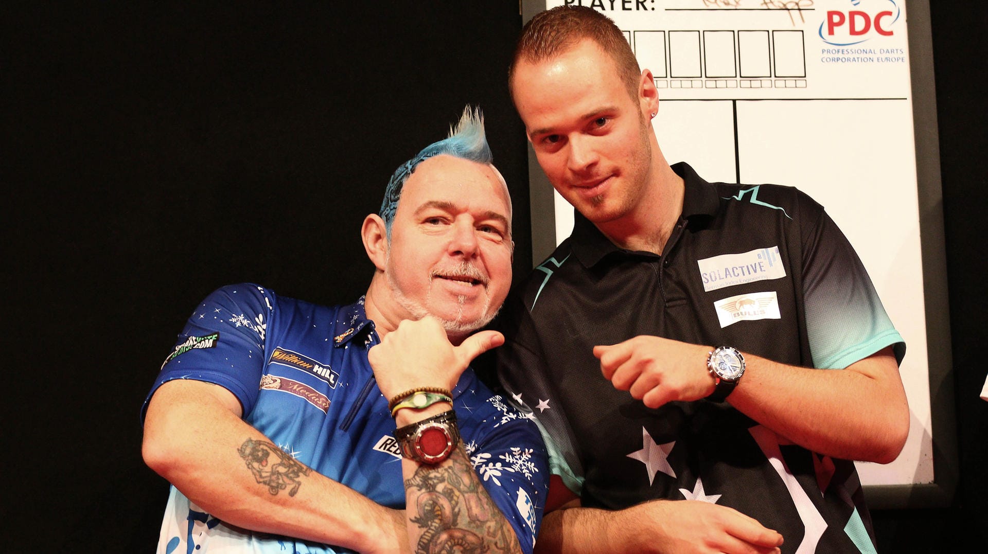 Max Hopp (r.): Der deutsche Profi zusammen mit Weltstar Peter Wright am posieren.