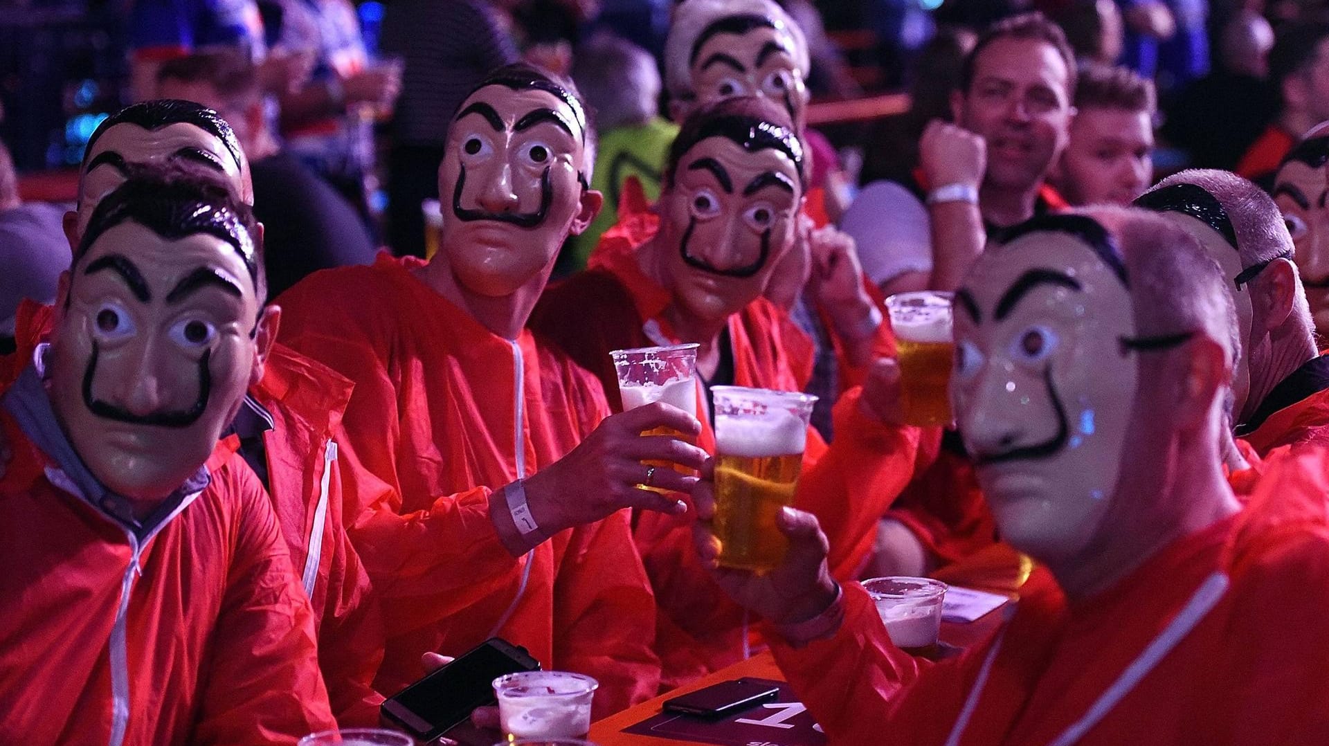 Vor zwei Jahren war noch alles normal. Die Darts-Fans verkleideten sich als Akteure aus der Serie "Haus des Geldes" und verfolgten gespannt die WM 2019.