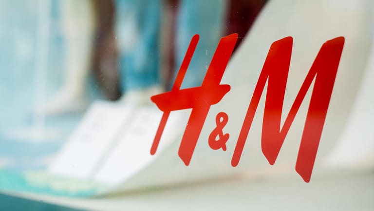 Das Logo von Hennes & Mauritz an einem Schaufenster: Der Modekonzern leidet stark unter der Corona-Krise.