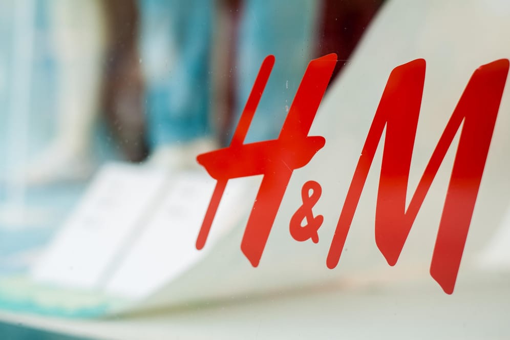 Das Logo von Hennes & Mauritz an einem Schaufenster: Der Modekonzern leidet stark unter der Corona-Krise.