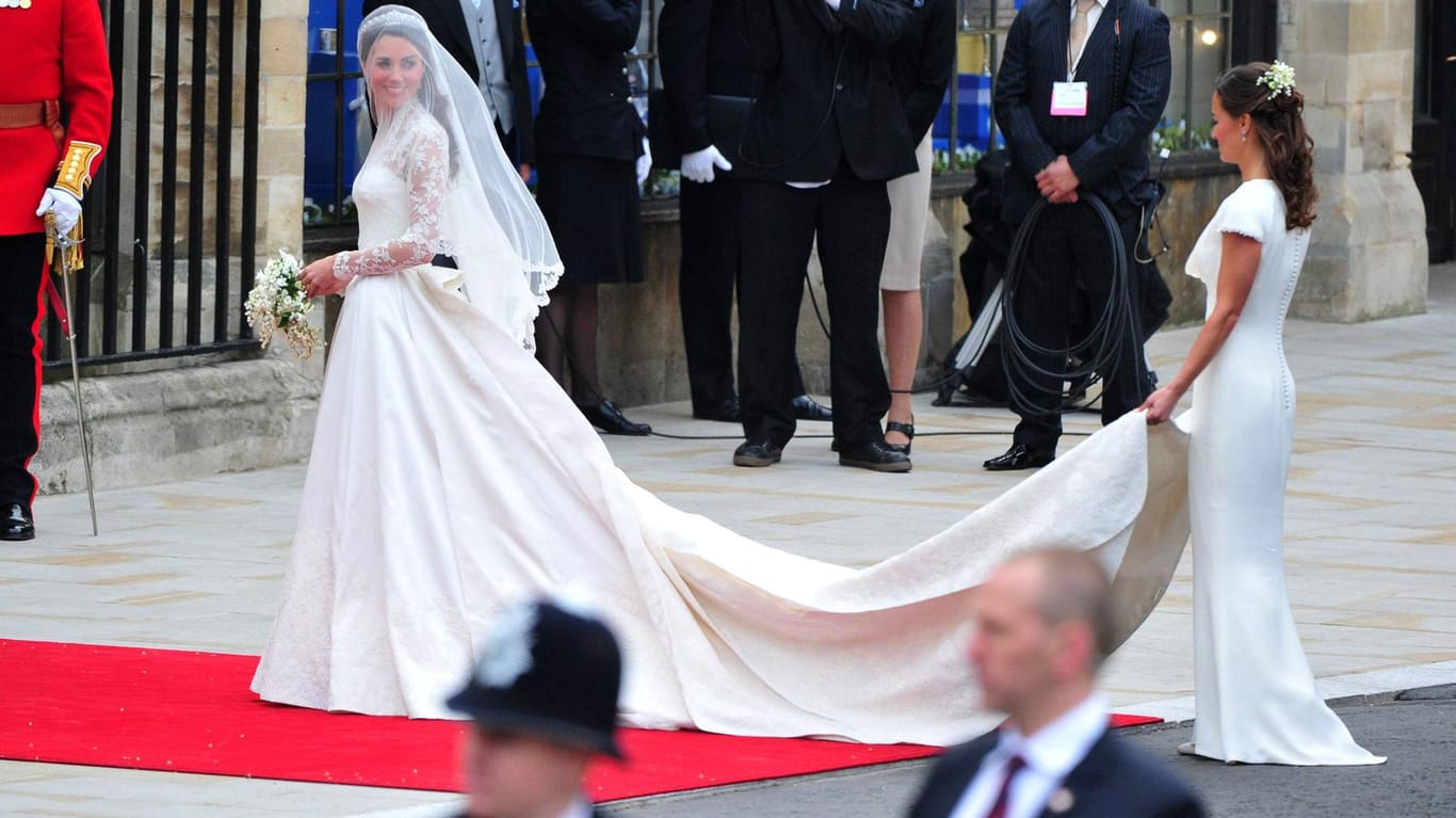 29. April 2011: Pippa Middleton trägt die Schleppe ihrer Schwester Kate beim Gang vor den Altar.