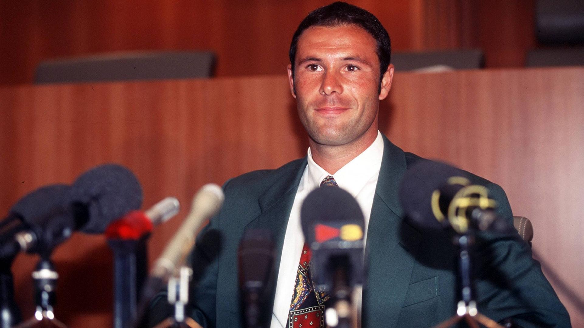 Jean-Marc Bosman am 15.12.1995: Der Belgier, der den Fußball revolutionierte, auf der Pressekonferenz nach seinem Prozess vor dem Europäischen Gerichtshof. Jean-Marc Bosman am 15.12.1995: Der Belgier, der den Fußball revolutionierte, auf der Pressekonferenz nach seinem Prozess vor dem Europäischen Gerichtshof.