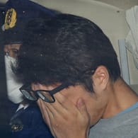 Takahiro Shiraishi in einem Polizeiwagen in Tokio: Er wurde wegen neunfachen Mordes in Japan zum Tode verurteilt.