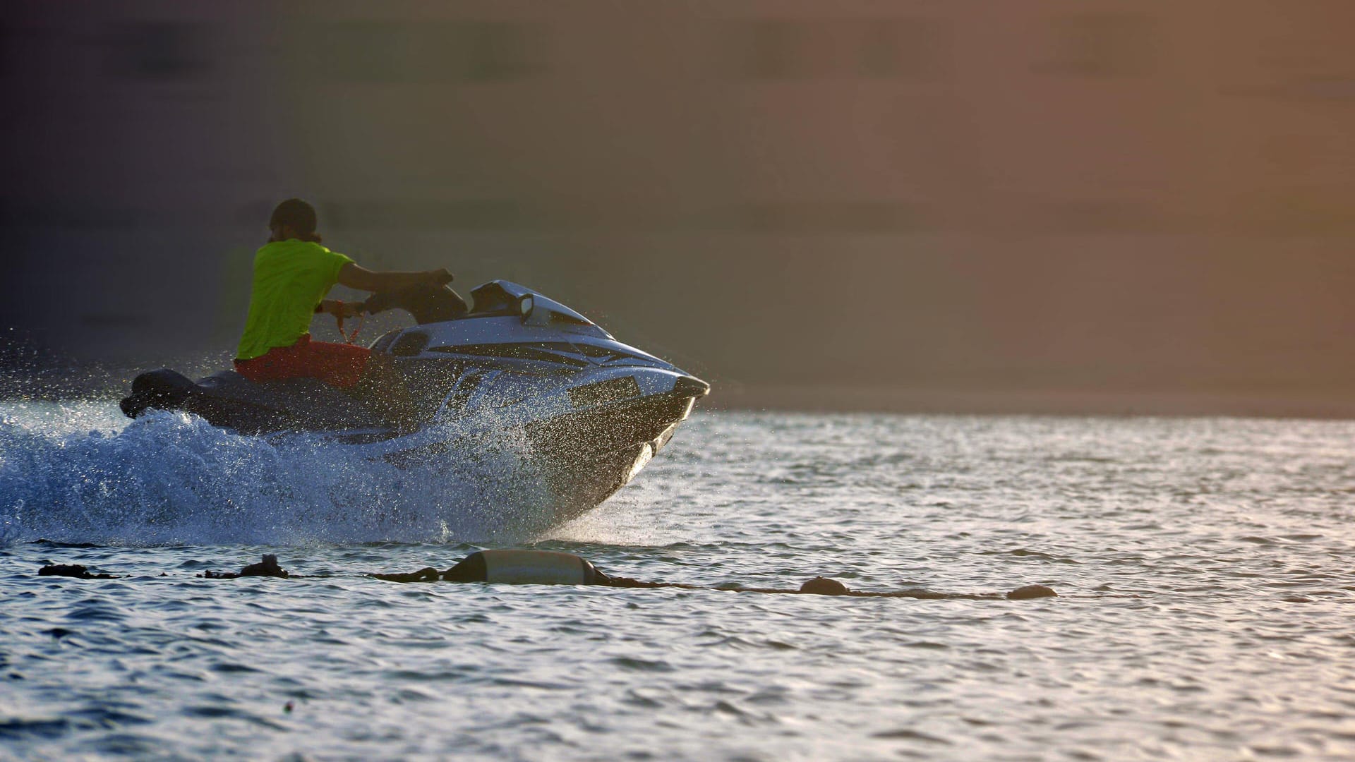 Ein Mann auf einem Jet Ski: Ein 28-Jähriger wollte eigentlich nur seine Freundin auf der Isle of Man besuchen – jetzt muss er mehrere Wochen in Haft (Symbolbild). Ein Mann auf einem Jet Ski: Ein 28-Jähriger wollte eigentlich nur seine Freundin auf der Isle of Man besuchen – jetzt muss er mehrere Wochen in Haft (Symbolbild).