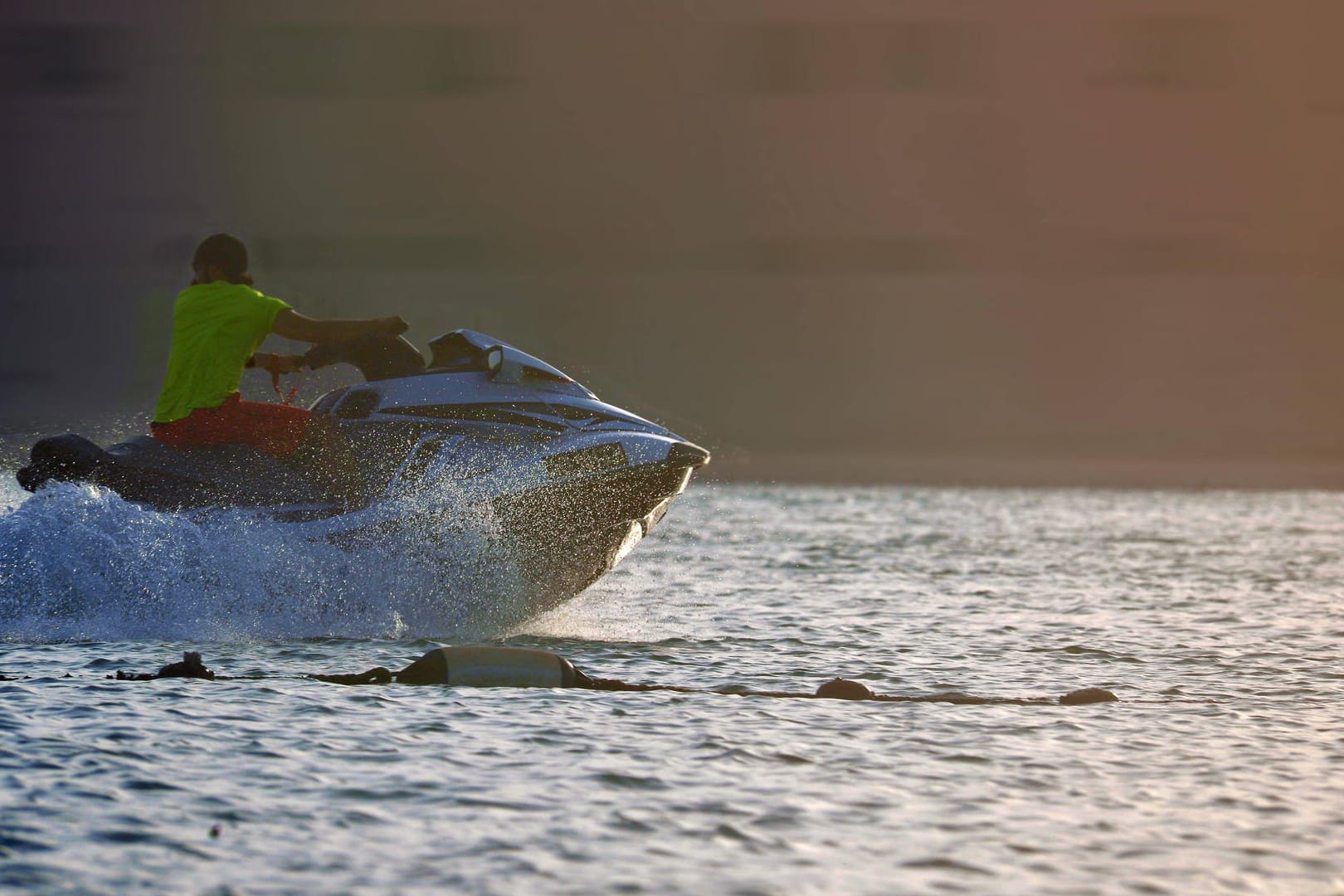 Ein Mann auf einem Jet Ski: Ein 28-Jähriger wollte eigentlich nur seine Freundin auf der Isle of Man besuchen – jetzt muss er mehrere Wochen in Haft (Symbolbild).