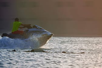 Ein Mann auf einem Jet Ski: Ein 28-Jähriger wollte eigentlich nur seine Freundin auf der Isle of Man besuchen – jetzt muss er mehrere Wochen in Haft (Symbolbild).