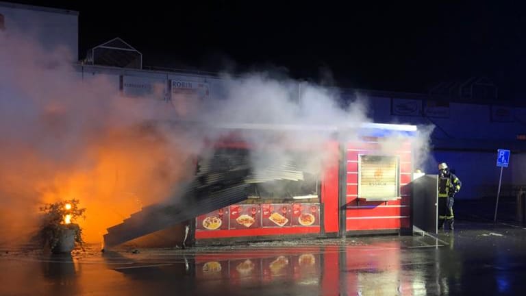 Rauch und Flammen schlagen aus einer Imbissbude in Hagen: Sie hat am frühen Dienstagmorgen gebrannt.