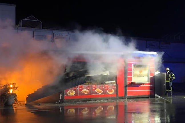 Rauch und Flammen schlagen aus einer Imbissbude in Hagen: Sie hat am frühen Dienstagmorgen gebrannt.