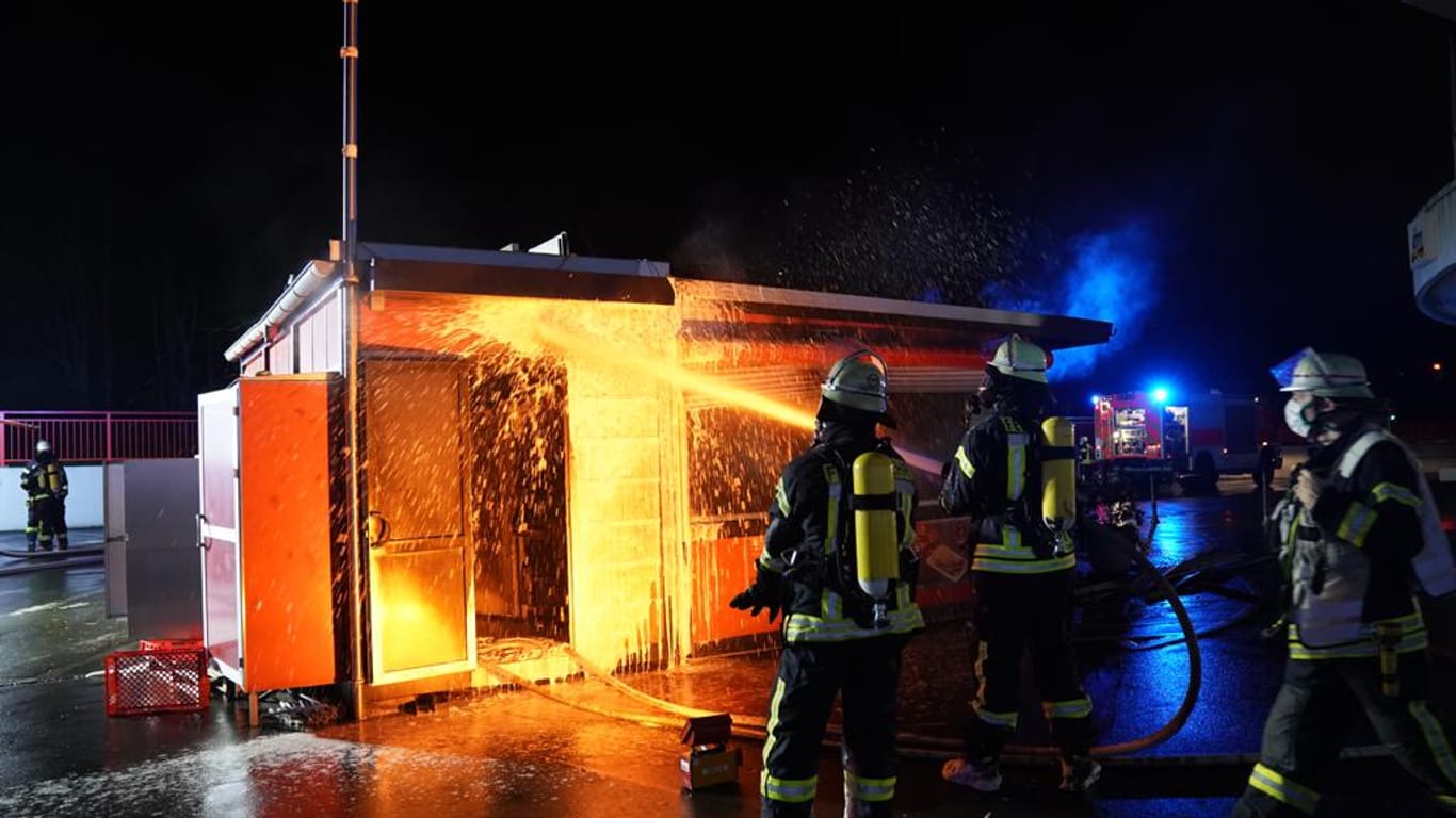 Feuerwehrleute löschen einen Brand in einer Imbissbude in Hagen: Die Polizei ermittelt nun wegen möglicher Brandstiftung.