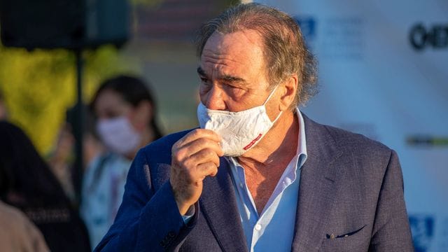 Oliver Stone ist jetzt gegen das Corona-Virus geimpft.