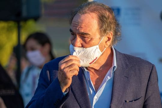 Oliver Stone ist jetzt gegen das Corona-Virus geimpft.