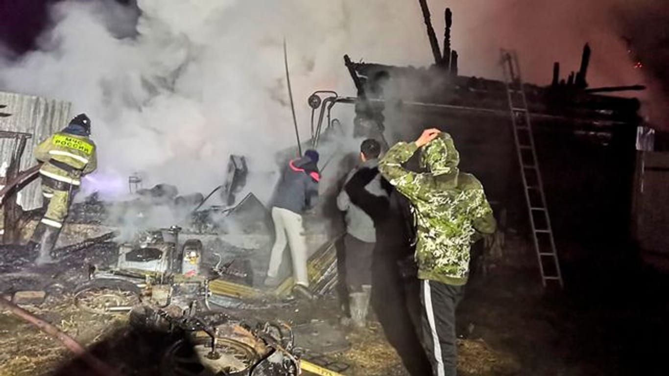Feuerwehrleute und Helfer sind an der Brandstelle des Pflegeheims in Ishbuldino im Einsatz: Elf Menschen starben.