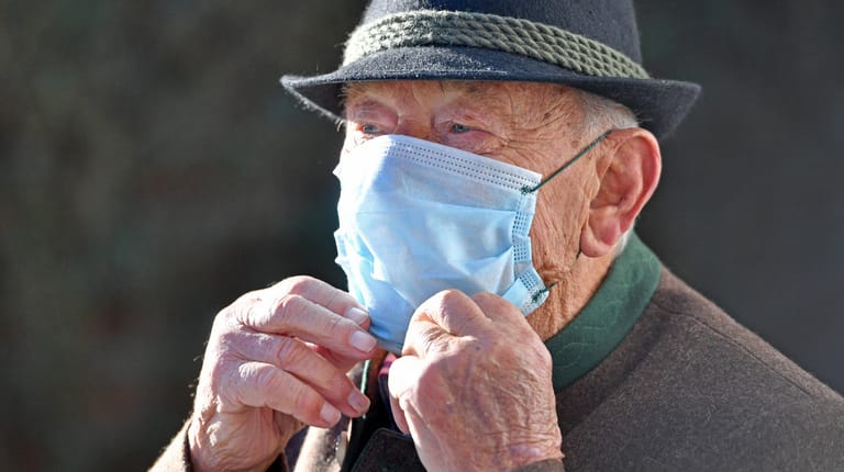 Ein älterer Herr mit Maske (Symbolbild): In Deutschland beziehen mehr Menschen Renteneinkünfte.