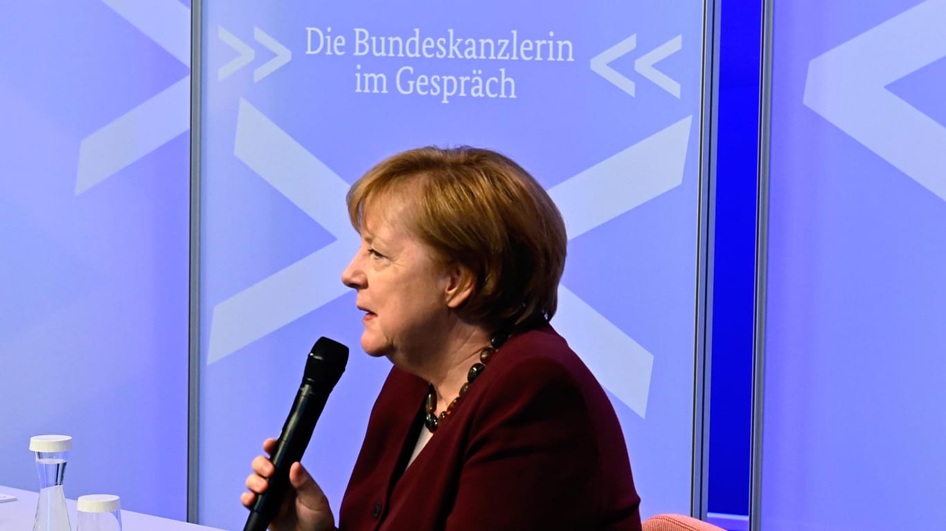 Angela Merkel während des Online-Gesprächs mit Studentinnen und Studenten: Sie sieht in Anhängern von Verschwörungstheorien ein großes Problem für die Gesellschaft.
