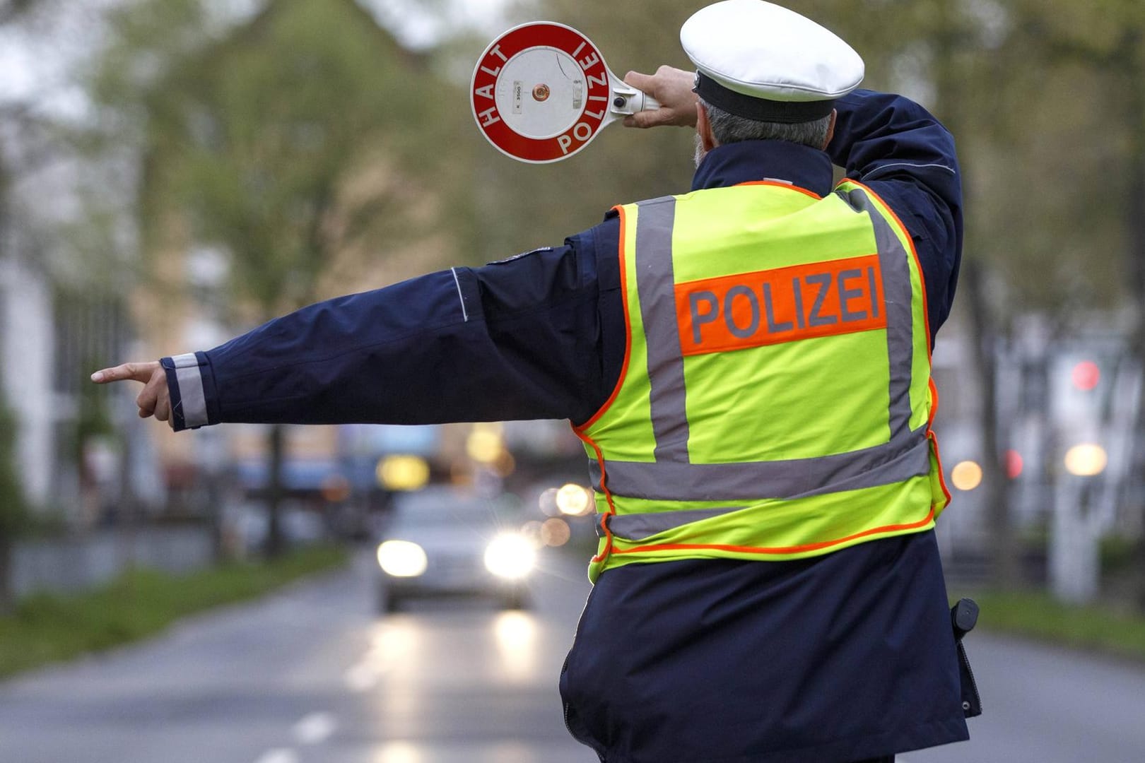 Polizeikontrolle: Sobald der neue Bußgeldkatalog in Kraft tritt, wird so manches Verkehrsvergehen deutlich teurer.