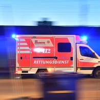 Rettungswagen: In Halle ist ein Baby bei einem Streit zwischen mehreren Menschen verletzt worden.