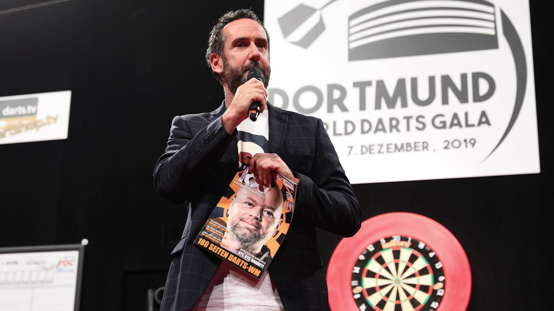 Elmar Paulke: Der deutsche Fernsehmoderator und DAZN-Kommentator ist der deutsche Darts-Experte schlechthin.