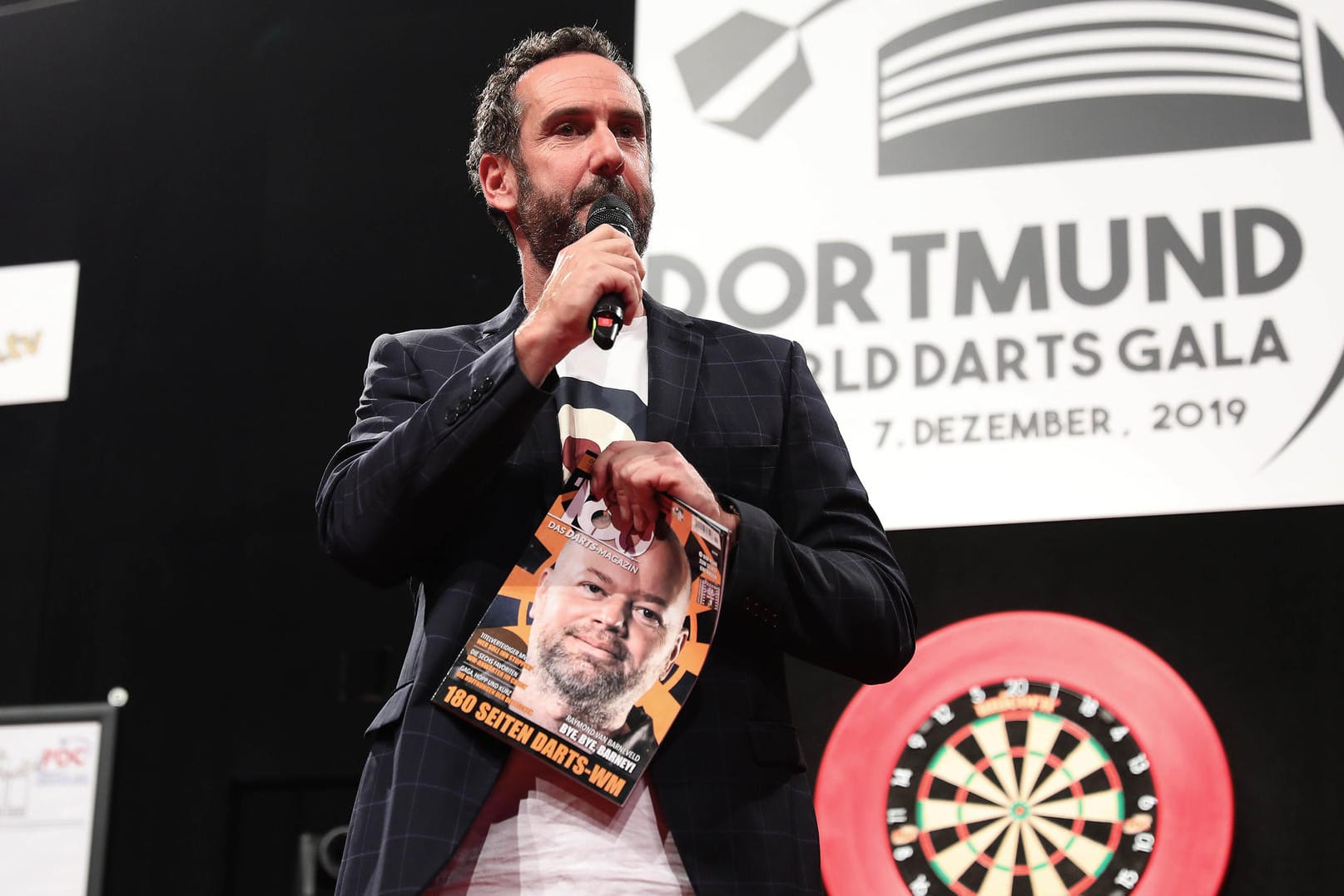 Elmar Paulke: Der deutsche Fernsehmoderator und DAZN-Kommentator ist der deutsche Darts-Experte schlechthin.