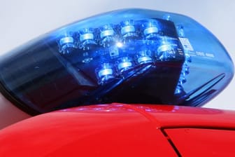 Ein Blaulicht der Feuerwehr (Symbolbild): Ein 19-Jähriger ist im Kreis Lüneburg auf dem Schulweg tödlich verunglückt.
