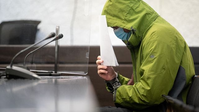 Der Angeklagte sitzt zu Beginn des Prozesses in einem Saal des Stuttgarter Landgerichts. Der Angeklagte sitzt zu Beginn des Prozesses in einem Saal des Stuttgarter Landgerichts.
