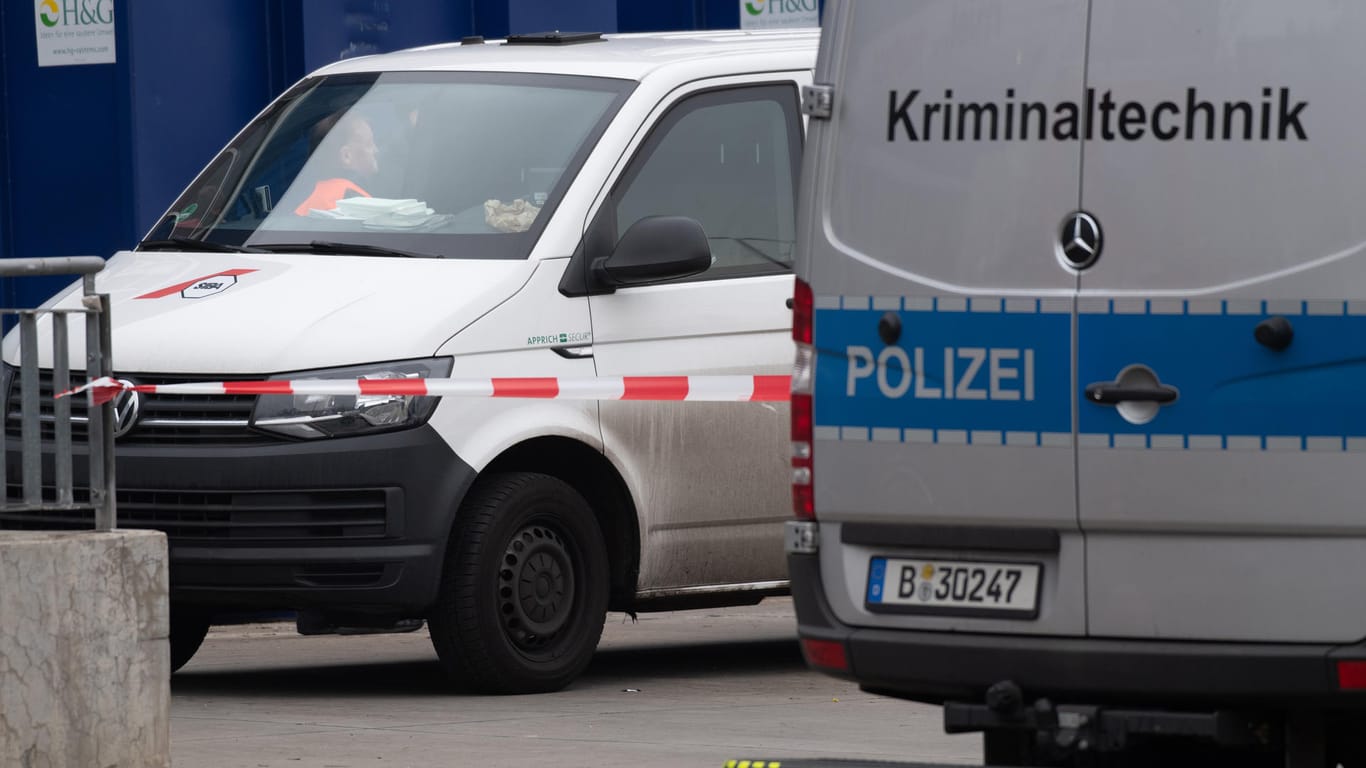 Ein Wagen der Kriminaltechnik der Polizei steht neben einem Geldtransporter hinter der Ikea-Filiale in Schöneberg: Nach bisherigen Informationen hatten mehrere Männer den Transporter überfallen.