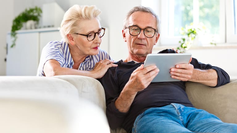 Ein älteres Paar mit Tablet (Symbolbild): Ein Sparplanrechner erledigt die Arbeit für Sie.