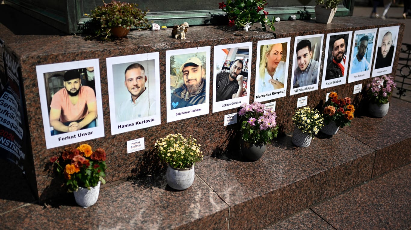 Gedenken an den Terroranschlag in Hanau: Die Bilder der Opfer wurden als Erinnerung am Brüder-Grimm-Denkmal auf dem Marktplatz angebracht.