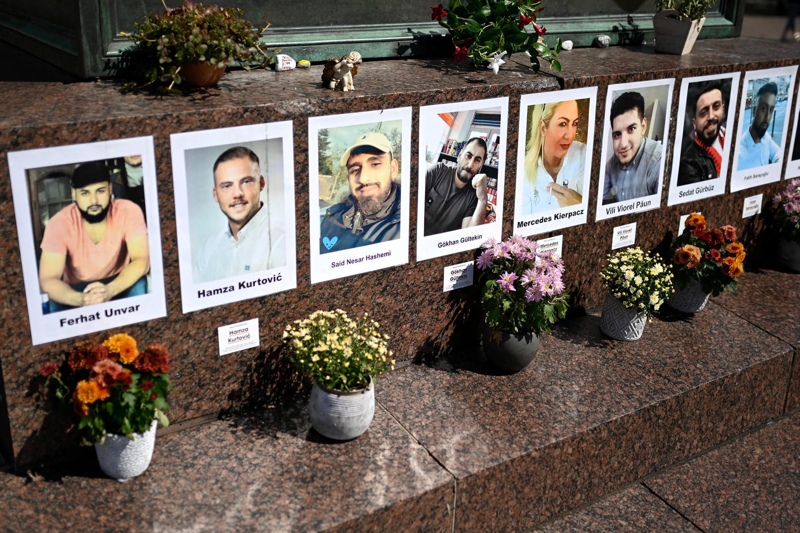 Gedenken an den Terroranschlag in Hanau: Die Bilder der Opfer wurden als Erinnerung am Brüder-Grimm-Denkmal auf dem Marktplatz angebracht.