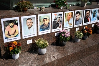 Gedenken an den Terroranschlag in Hanau: Die Bilder der Opfer wurden als Erinnerung am Brüder-Grimm-Denkmal auf dem Marktplatz angebracht.