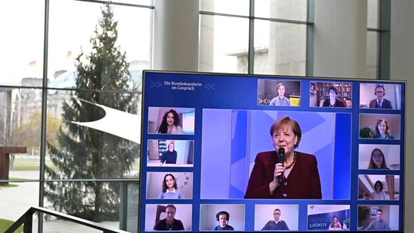 Kanzlerin Angela Merkel spricht bei ihrer digitalen Dialogreihe mit Studentinnen und Studenten.