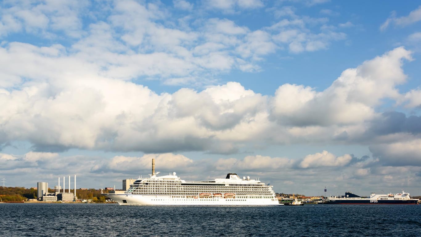 Die Viking Sky der Viking Ocean Cruises fährt von Kiel in Richtung Holtenauer Schleuse (Symbolbild): Diesen Ausblick könnten die Bewohner der Einheiten auf dem ehemaligen Marine-Gelände haben.