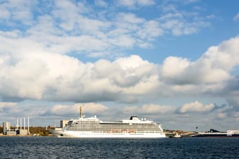 Die Viking Sky der Viking Ocean Cruises fährt von Kiel in Richtung Holtenauer Schleuse (Symbolbild): Diesen Ausblick könnten die Bewohner der Einheiten auf dem ehemaligen Marine-Gelände haben.