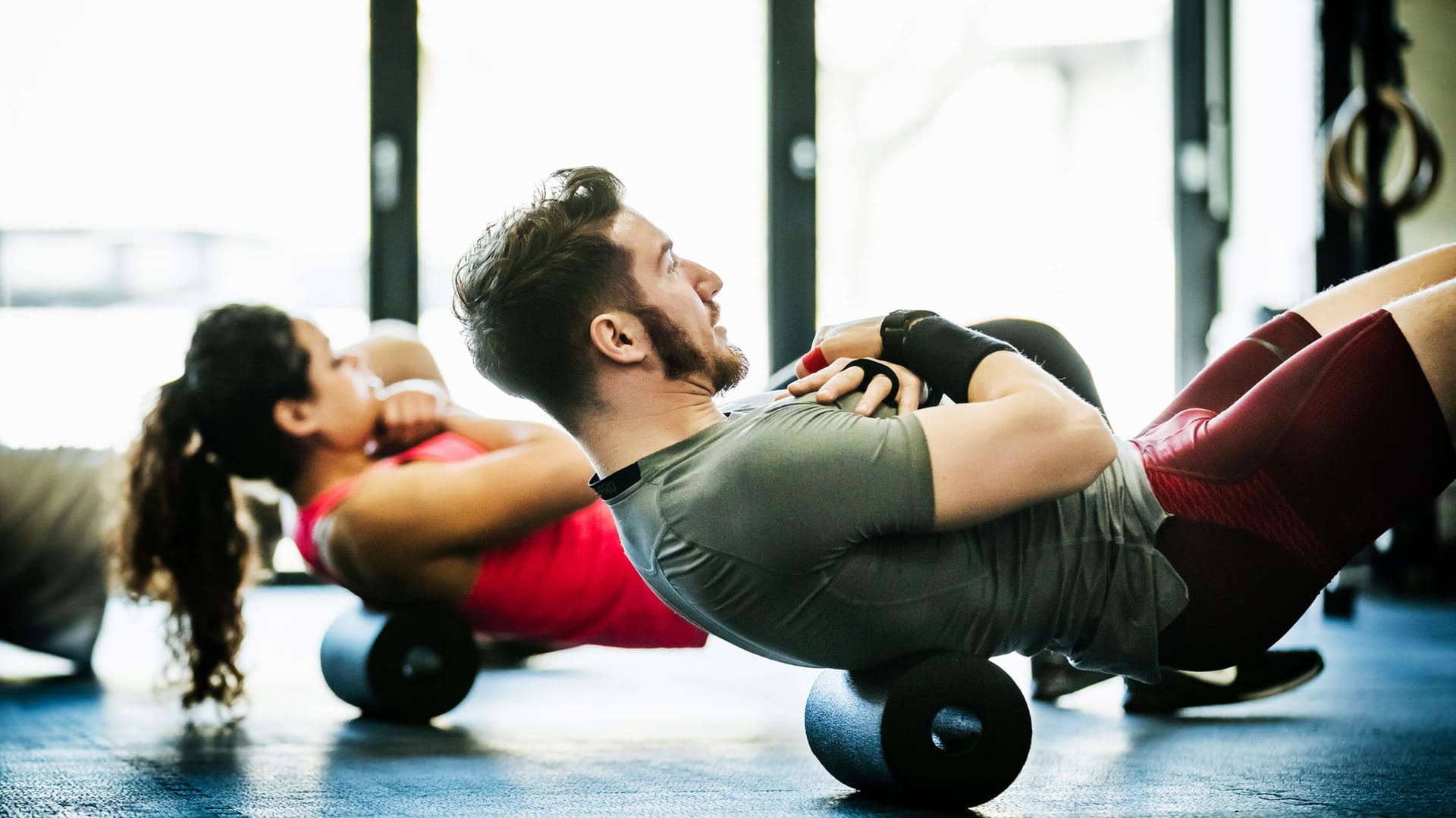 Sportler trainieren im Fitnessstudio (Symbolbild): Verträge fürs Fitnessstudio sollen künftig in der Regel nur noch ein Jahr laufen.