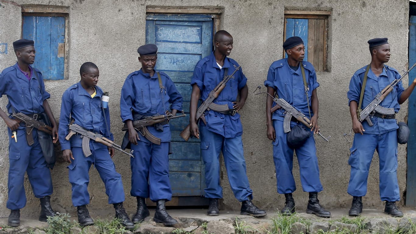 Burundische Polizisten bei einem Einsatz (Archivbild): In dem ostafrikanischen Land wurden über 100 Frauen aus den Händen von Menschenschmugglern befreit.