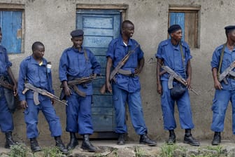 Burundische Polizisten bei einem Einsatz (Archivbild): In dem ostafrikanischen Land wurden über 100 Frauen aus den Händen von Menschenschmugglern befreit.